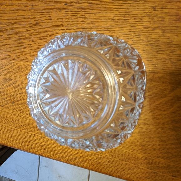 Beautiful vintage clear glass square detailed serving bowl with base - Picture 3 of 4